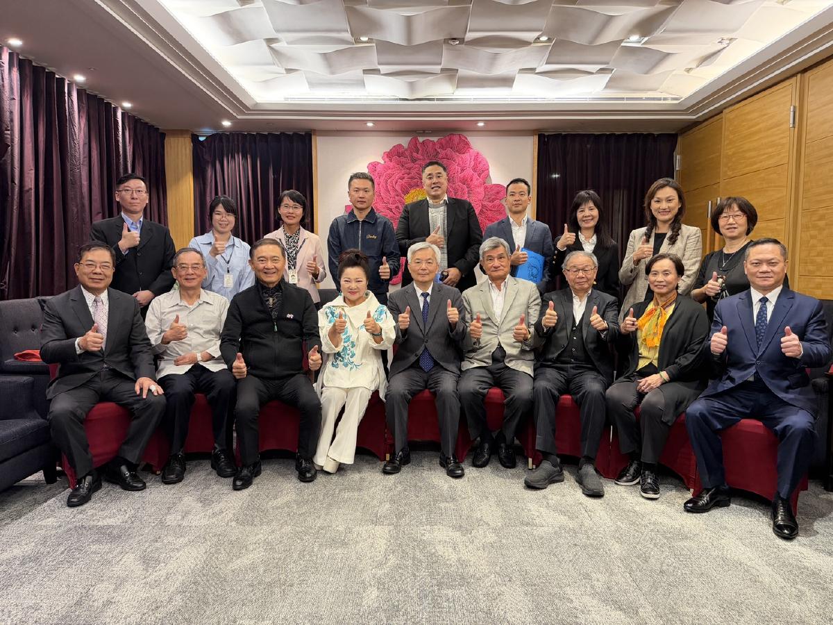 張文爸媽下跪道歉！白冰冰見狀不捨　「父母不需一輩子背罵名」