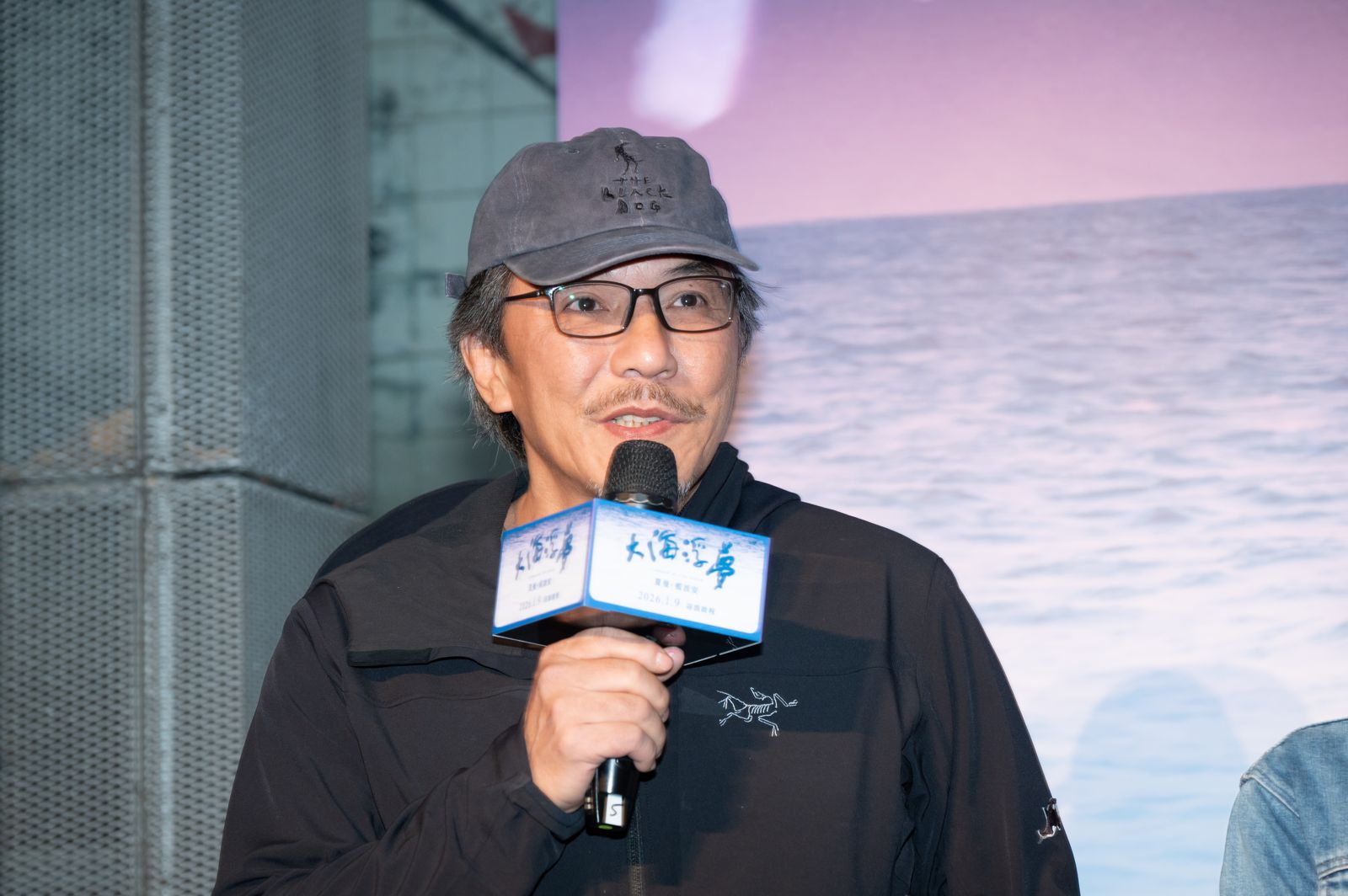 威士忌結緣　戴立忍驚喜現身《大海浮夢》首映挺好友