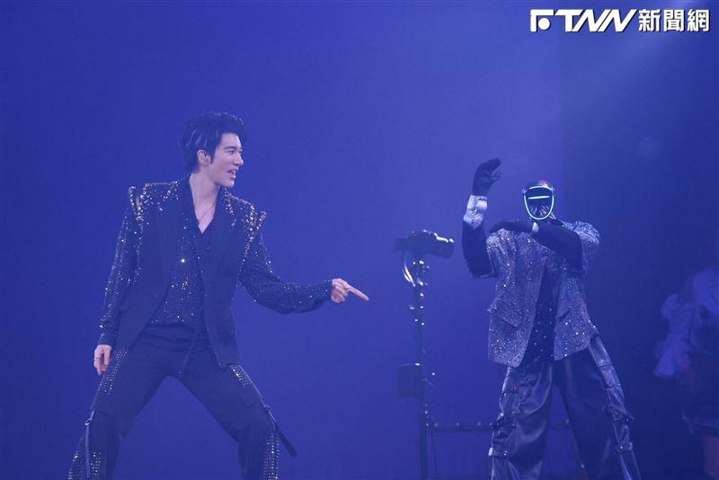機器人舞力全開！王力宏演唱會大秀AI科技　引來馬斯克讚「Impressive」