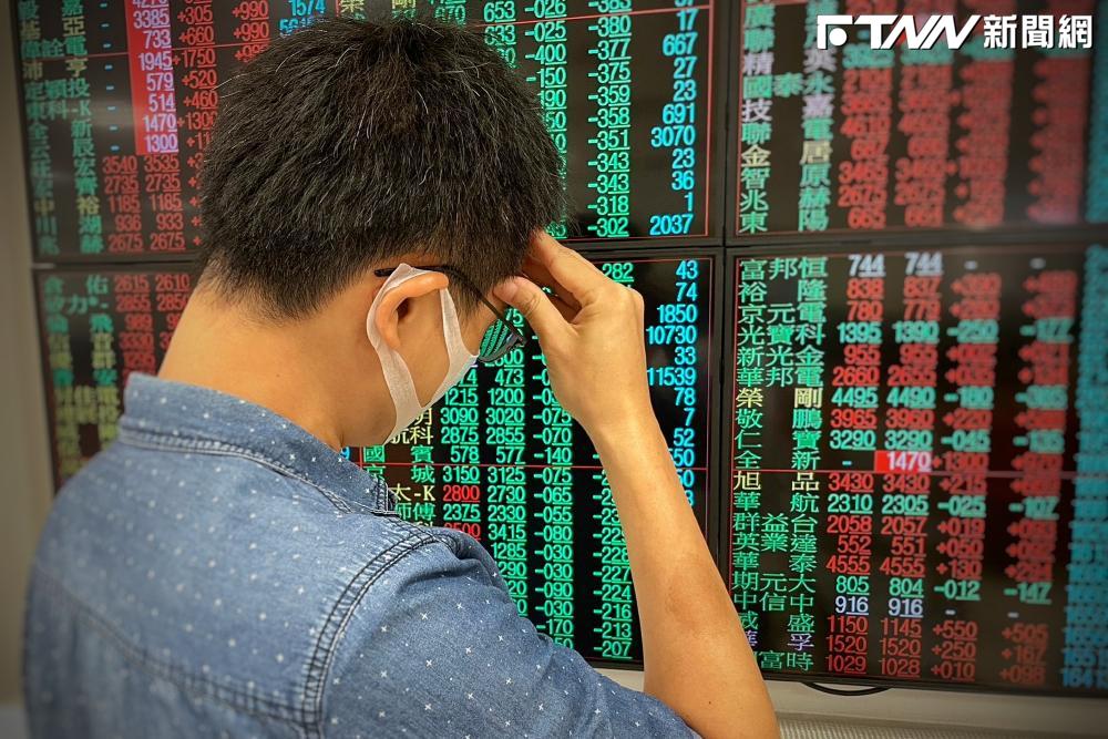 「滿天刀雨」大哥怎麼撐?三大法人狂倒266億 網嘆:中秋被當韭菜烤